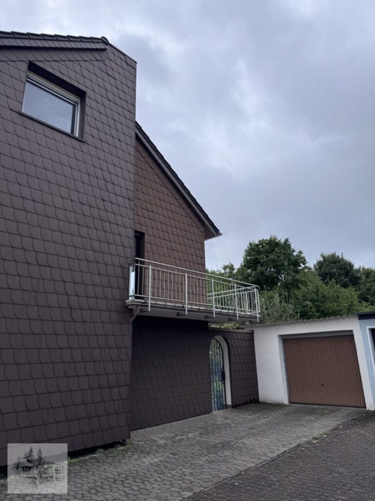 Rechter Giebel mit rechter Garage