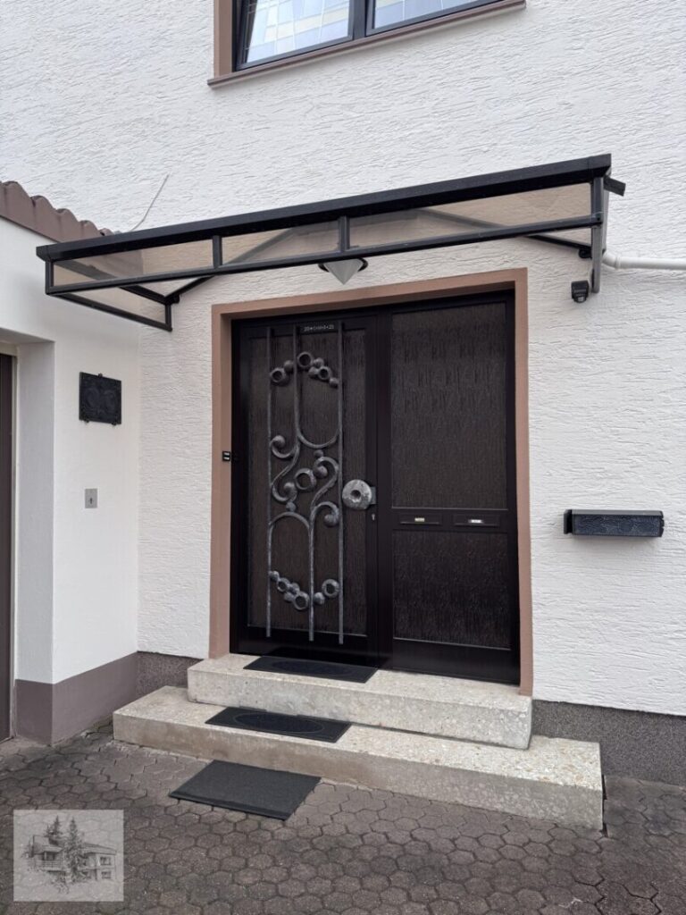 Hauseingang mit linker Garage