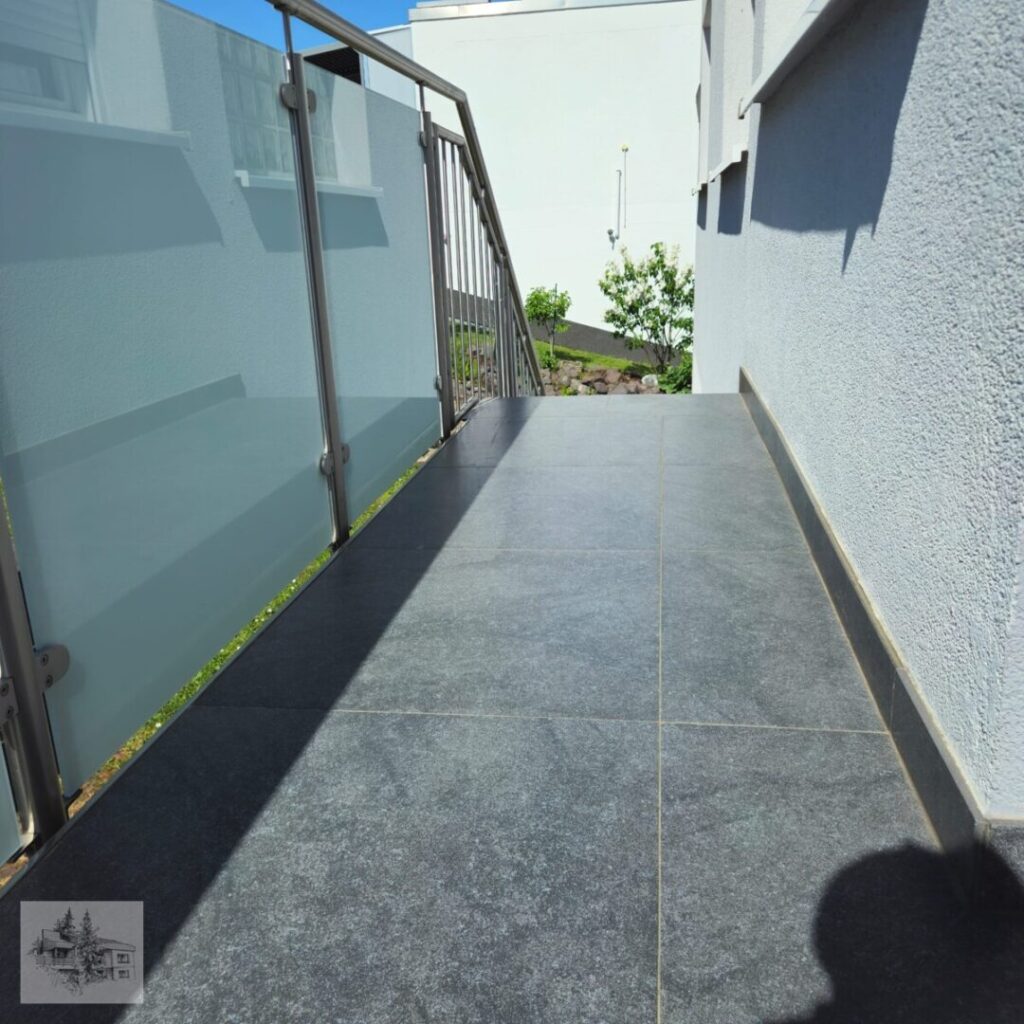 Balkon vorne mit Zugang zum Garten
