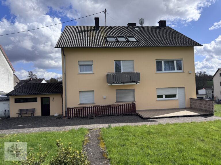 Blick aus dem Garten, Gebäuderückseite